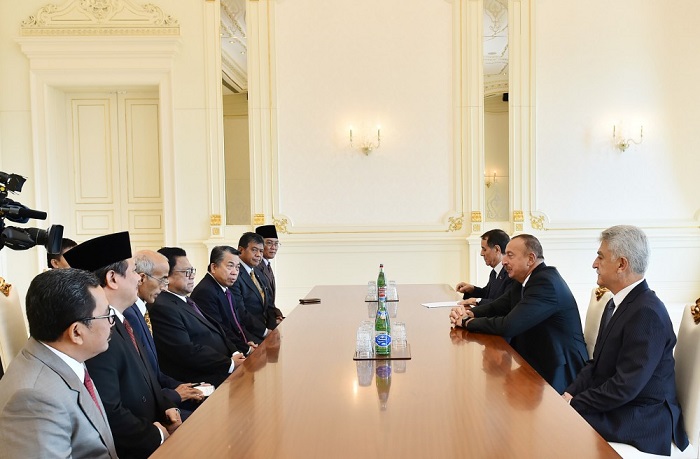 Präsident Ilham Aliyev empfängt indonesische Delegation